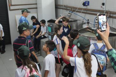 Projeto "Vivenciando a Prática" leva alunos ao dia a dia de uma propriedade rural em Rio Bonito do Iguaçu