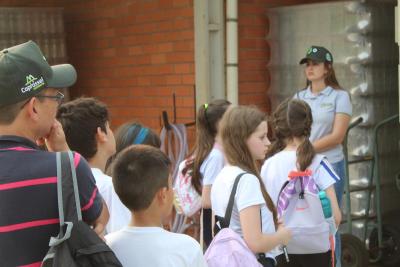 Projeto "Vivenciando a Prática" leva alunos ao dia a dia de uma propriedade rural em Rio Bonito do Iguaçu