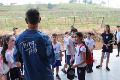 Projeto "Vivenciando a Prática" leva alunos ao dia a dia de uma propriedade rural em Rio Bonito do Iguaçu