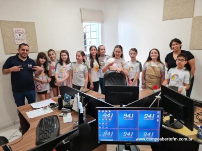 Alunos do 5º ano da Escola Anjo da Guarda Visitaram a Campo Aberto FM