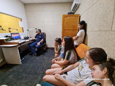 Alunos do 5º ano da Escola Anjo da Guarda Visitaram a Campo Aberto FM