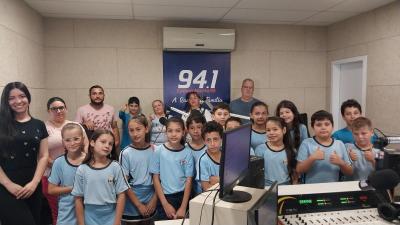 Alunos da Escola Chico Mendes Apresentam Projeto Sobre a Natureza na Campo Aberto FM