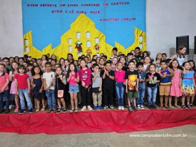 Escola José Bonifácio promoveu "Noite Cultural" com "Seção de Autógrafos" dos pequenos escritores