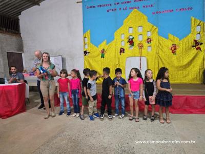 Escola José Bonifácio promoveu "Noite Cultural" com "Seção de Autógrafos" dos pequenos escritores