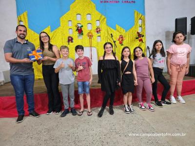 Escola José Bonifácio promoveu "Noite Cultural" com "Seção de Autógrafos" dos pequenos escritores