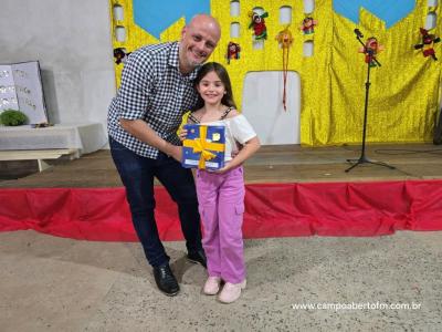 Escola José Bonifácio promoveu "Noite Cultural" com "Seção de Autógrafos" dos pequenos escritores