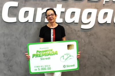 Sicredi Grandes Lagos premia associada de Cantagalo com R$ 5 mil em campanha Poupança Premiada 2024