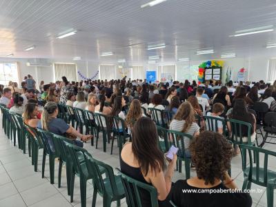 NRE realizou evento com entrega de premios, encontro de estudantes e recepção das diretoras do Ganhando o Mundo