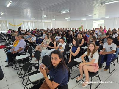 NRE realizou evento com entrega de premios, encontro de estudantes e recepção das diretoras do Ganhando o Mundo