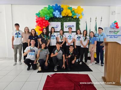 NRE realizou evento com entrega de premios, encontro de estudantes e recepção das diretoras do Ganhando o Mundo