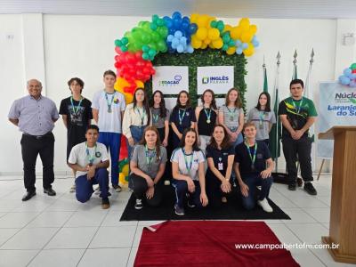 NRE realizou evento com entrega de premios, encontro de estudantes e recepção das diretoras do Ganhando o Mundo