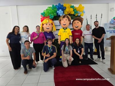 NRE realizou evento com entrega de premios, encontro de estudantes e recepção das diretoras do Ganhando o Mundo