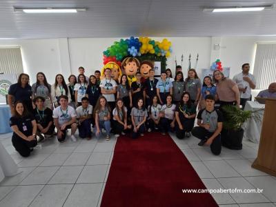 NRE realizou evento com entrega de premios, encontro de estudantes e recepção das diretoras do Ganhando o Mundo