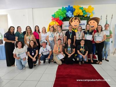 NRE realizou evento com entrega de premios, encontro de estudantes e recepção das diretoras do Ganhando o Mundo