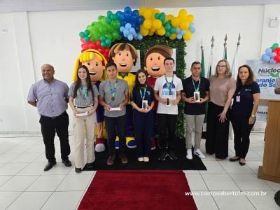 NRE realizou evento com entrega de premios, encontro de estudantes e recepção das diretoras do Ganhando o Mundo