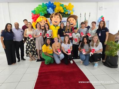 NRE realizou evento com entrega de premios, encontro de estudantes e recepção das diretoras do Ganhando o Mundo