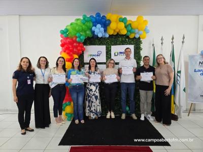 NRE realizou evento com entrega de premios, encontro de estudantes e recepção das diretoras do Ganhando o Mundo