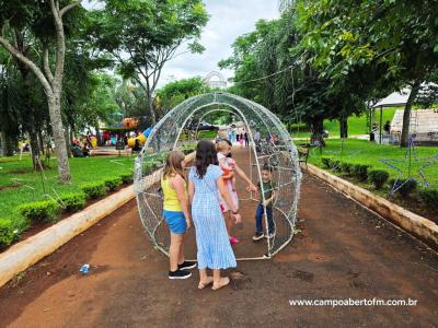 Com praça lotada papai Noel é recebido em Virmond