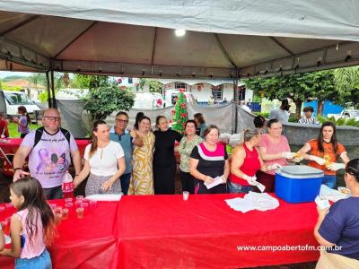 Com praça lotada papai Noel é recebido em Virmond