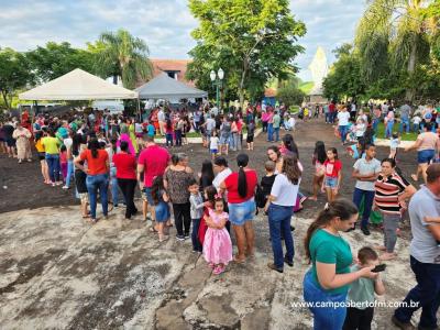 Com praça lotada papai Noel é recebido em Virmond