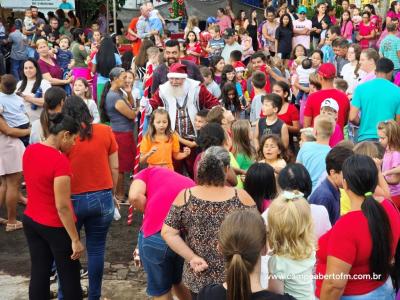 Com praça lotada papai Noel é recebido em Virmond