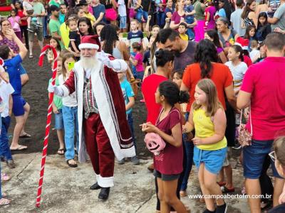 Com praça lotada papai Noel é recebido em Virmond