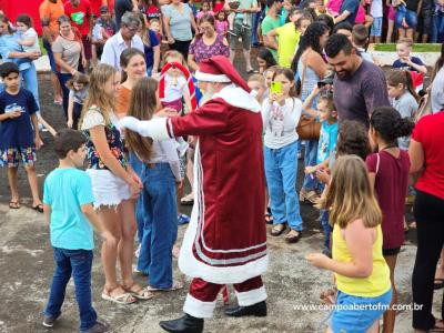 Com praça lotada papai Noel é recebido em Virmond