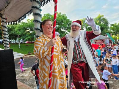 Com praça lotada papai Noel é recebido em Virmond