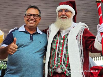 Com praça lotada papai Noel é recebido em Virmond