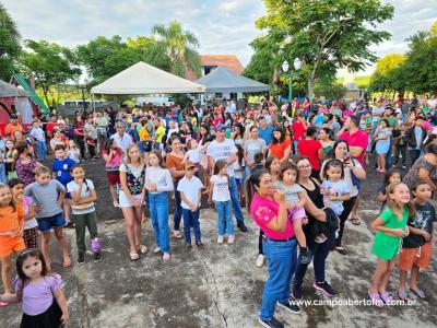 Com praça lotada papai Noel é recebido em Virmond