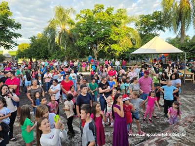 Com praça lotada papai Noel é recebido em Virmond