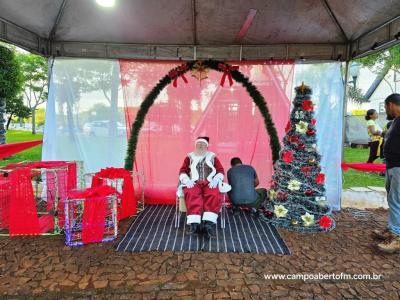 Com praça lotada papai Noel é recebido em Virmond