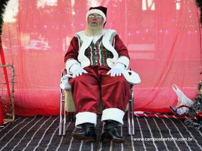 Com praça lotada papai Noel é recebido em Virmond