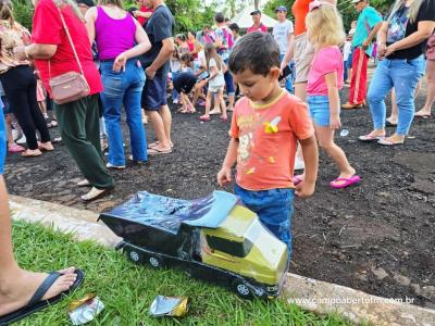 Com praça lotada papai Noel é recebido em Virmond