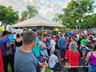 Com praça lotada papai Noel é recebido em Virmond