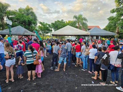 Com praça lotada papai Noel é recebido em Virmond