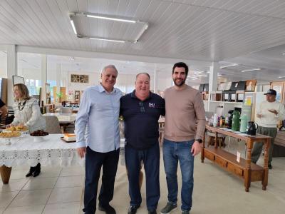 FamÃ­lia Giacobo celebra os 50 anos da Dimagil com bÃªnÃ§Ã£o e homenagem aos colaboradores