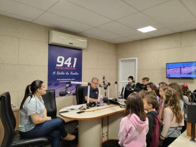 RBI: Alunos do 2º Ano A da Escola Municipal CERBI vivenciam na prática os meios de comunicação com visita à Rádio Campo Aberto FM