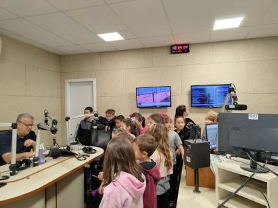 RBI: Alunos do 2º Ano A da Escola Municipal CERBI vivenciam na prática os meios de comunicação com visita à Rádio Campo Aberto FM