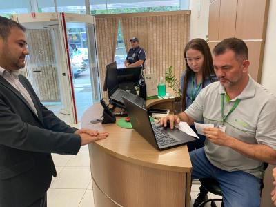 Sicredi Grandes Lagos realiza 1Â° sorteio da campanha Sorte Premiada