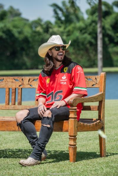 João Dalzoto: compositor de grandes sucessos volta a despontar com “Ama um Maloqueiro”