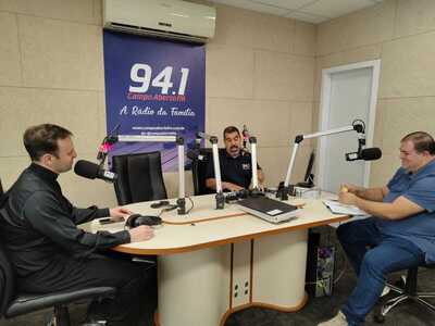 Padre Cristian Jardim da Paróquia Santo Antônio de Pádua visita a Campo Aberto FM