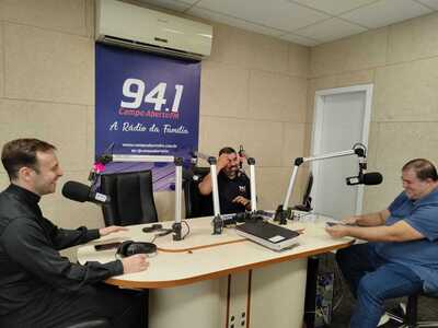 Padre Cristian Jardim da Paróquia Santo Antônio de Pádua visita a Campo Aberto FM