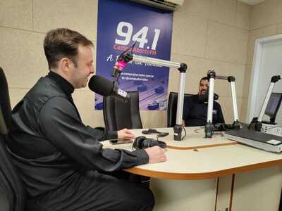 Padre Cristian Jardim da Paróquia Santo Antônio de Pádua visita a Campo Aberto FM