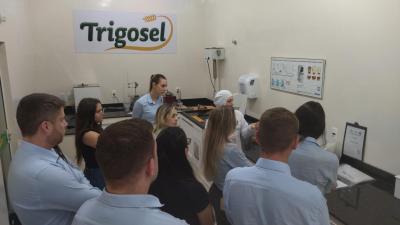 Colaboradores da Cresol Vale das Águas conhecem processo de industrialização do Moinho da Coprossel