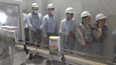 Colaboradores da Cresol Vale das Águas conhecem processo de industrialização do Moinho da Coprossel