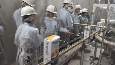 Colaboradores da Cresol Vale das Águas conhecem processo de industrialização do Moinho da Coprossel