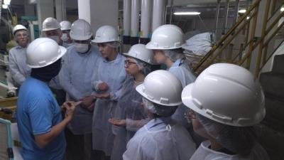 Colaboradores da Cresol Vale das Águas conhecem processo de industrialização do Moinho da Coprossel