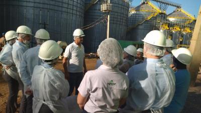 Colaboradores da Cresol Vale das Águas conhecem processo de industrialização do Moinho da Coprossel