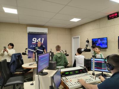 lS: Alunos da Escola Anjo da Guarda visitam a Campo Aberto FM